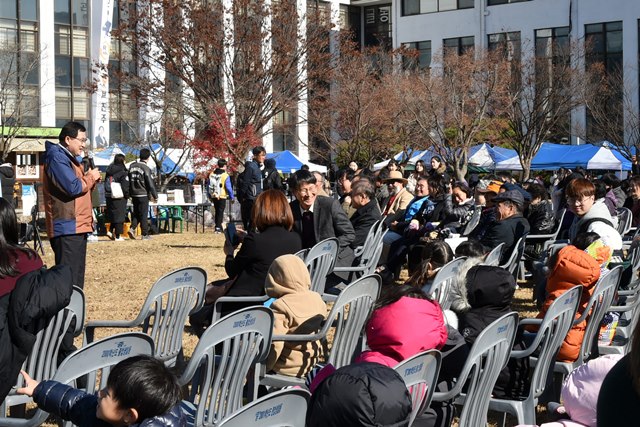 ▲ 주낙영 경주시장이 23일 동국대학교 경주캠퍼스 통일광장에서 열린 캠퍼스 문화장터에 참가해 시민과의 대화의 시간을 갖고 있다.ⓒ경주시