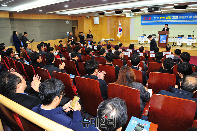 ▲ 드론안전 입법관련 토론회에 높은 관심을 받은 토론회에 집중하는 참가자들 ⓒ뉴데일리 오세진