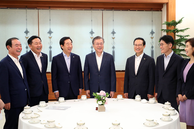 ▲ 지난 8월 5당 원내대표가 청와대에서 모였을 당시 모습. ⓒ청와대 제공