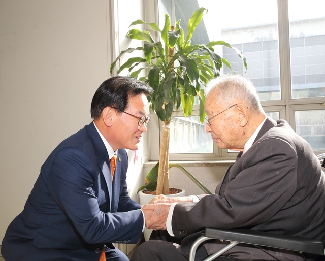 ▲ 백선기 칠곡군수(왼쪽)는 지난 23일 용산 전쟁기념관에서  백선엽 장군과 반갑게 인사를 나누며 손을 맞잡았다.ⓒ칠곡군