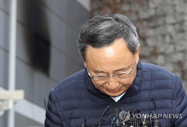 ▲ 25일 서울 서대문구 KT 아현지사를 찾은 황창규 KT 회장이 화재로 인한 통신 장애 등에 대해 사과하는 모습. ⓒ연합뉴스