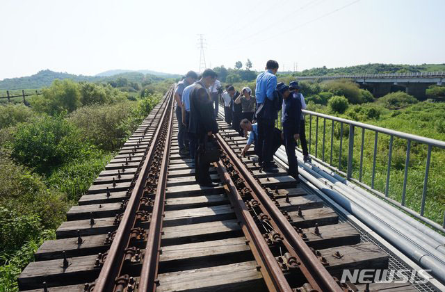 ▲ 지난 7월 경의선 철도 시설을 점검하는 한국 정부 관계자들. ⓒ뉴시스. 무단전재 및 재배포 금지.