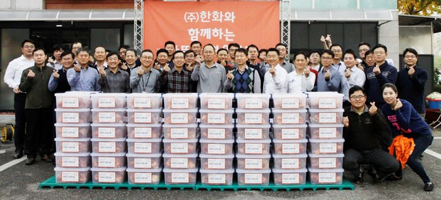 ▲ ㈜한화는 연말을 맞아 본사 및 사업장에서 대표이사 등 임직원이 참여한 가운데 약 2,600포기의 김치를 담그는 ‘사랑의 김장 나눔’ 봉사 활동을 펼쳤다. 이번에 담근 김치는 지역 이웃들을 일일이 찾아 직접 전달하기도 했다. 화약ㆍ방산 통합부문 옥경석 대표이사(앞줄 왼쪽에서 7번째)도 11월 6일 임직원들과 함께 성동복지관을 찾아 행사를 함께하며 이웃에게 따뜻한 사랑을 전했다. ⓒ한화