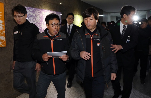 ▲ 전국사무금융서비스노동조합원과 전국금융산업노동조합원들이 26일 오전 서울 영등포구 여의도 국회 의원회관에서 열린 카드수수료 개편방안 당정협의에 참석하는 의원들에게 사회적 합의 정신에 의한 카드수수료 정책 공동요구를 위한 합의문을 전달하려다 국회 관계자들에 의해 저지당하고 있다. ⓒ뉴시스