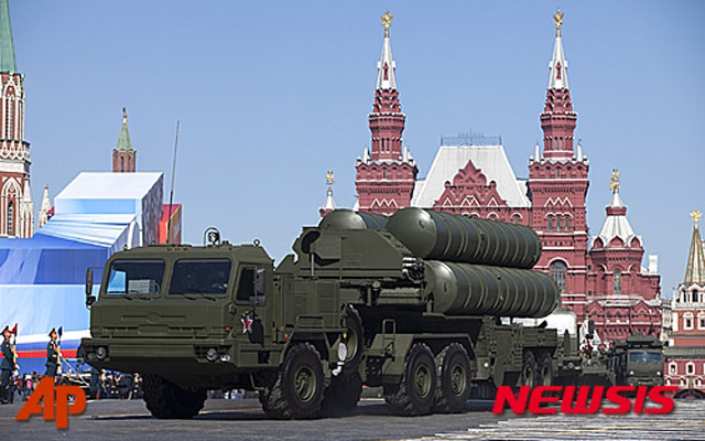 ▲ 러시아 모스크바 붉은 광장에 등장한 S-400 미사일. 한국이 개발 중인 L-SAM이 바로 이 S-400을 기반으로 만드는 것이다. 러시아의 최신 요격체계 S-500은 아직 공개되지 않았다. ⓒ뉴시스 AP. 무단전재 및 재배포 금지.