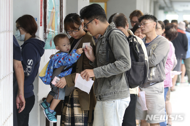 ▲ 대만 남부 가오슝의 한 투표소에서 투표하기 위해 줄을 서 있는 유권자들ⓒ뉴시스. 무단 전재 및 재배포 금지.