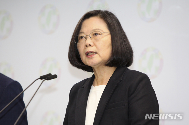 ▲ 지방 선거 참패의 책임을 지고 민진당 주석직을 사임하겠다고 발표하는 차이잉원 총통ⓒ뉴시스. 무단 전재 및 재배포 금지.