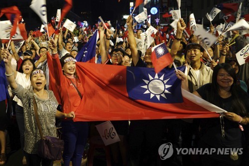 ▲ 타이완은 24일 국민투표를 통해 탈원전 정책을 폐기했다. 이날 타이완 국민들이 가오슝에서 환호하며 거리 행진을 하고 있다. ⓒ연합뉴스