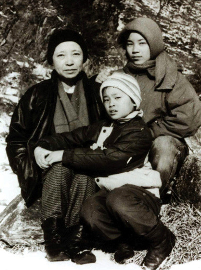 ▲ 오길남 박사의 아내 故 신숙자씨와 두 딸이 북한 요덕수용소로 추정되는 장소에서 찍은 기념 사진. ⓒ 뉴데일리DB