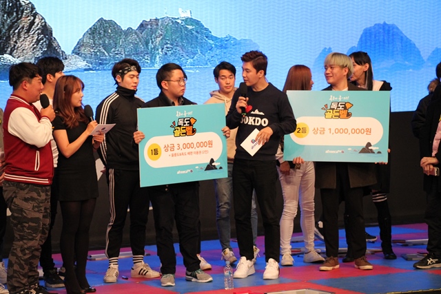 ▲ 독도골든벨 1등·2등을 차지한 수상자들.ⓒ독도재단