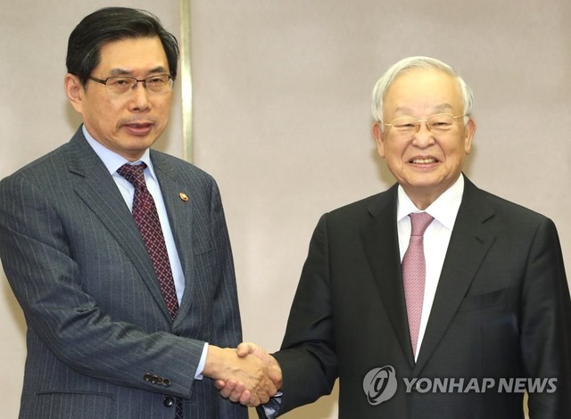 ▲ 손경식 한국경영자총협회 회장(오른쪽)과 박상기 법무부 장관이 26일 서울 마포 경총회관에서 ‘기업 지배구조 관련 상법개정안 간담회’가 열리기 전 악수하고 있다. ⓒ연합뉴스