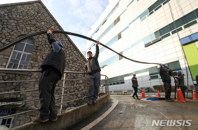 ▲ 지난 25일 KT 직원들이 아현전화국에서 임시 통신선 복구 작업을 하고 있다. ⓒ뉴시스. 무단전재 및 재배포 금지.