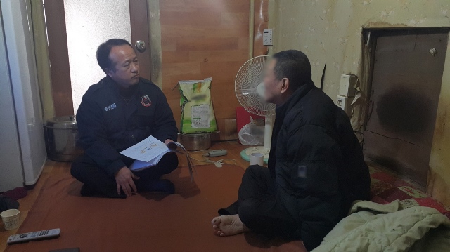 ▲ 동절기 가정방문 상담 모습.ⓒ포항시