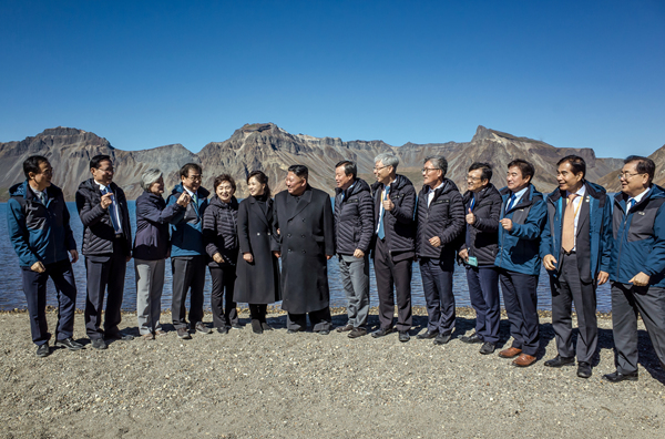 ▲ 지난 9월 평양남북정상회담 당시 문재인 대통령과 북한 김정은이 백두산을 찾은 모습. ⓒ청와대 제공