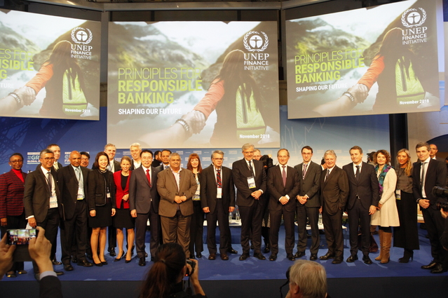 ▲ 26일 프랑스 파리에서 열린 ‘유엔환경계획 금융부문(UN Environment Program Finance Initiative, 이하 UNEP FI) 글로벌 라운드테이블’ 행사에서 행사 참가자들이 기념 촬영을 하고있다.ⓒ신한금융