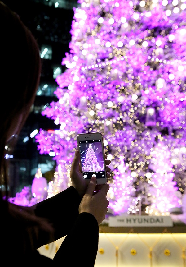 ▲ 유통업계가 연말을 맞아 가족을 위한 이벤트부터 크리스마스 마케팅까지 다양한 방법으로 연말시장을 정조준 하고 있다. 보통 유통업계의 11월은 추석이 지나고 12월 크리스마스와 연말을 앞둔 비수기였지만, 최근 이색 이벤트와 연말 경품은 물론 한국판 블랙프라이데이 특가쇼핑으로 한발 빠르게 연말 특수를 노리면서 유통업계가 활력을 얻고 있는 것이다.ⓒ현대백화점