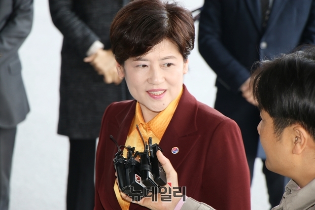 ▲ 지방교육자치법 위반 혐의를 받고 있는 강은희 대구시교육감이 27일 오후 검찰 조사를 받기 위해 대구지방검찰청에 들어서고 있다.ⓒ뉴데일리