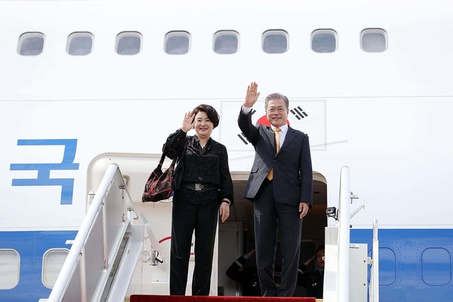 ▲ 문재인 대통령과 김정숙 여사. 사진은 지난 18일 파푸아뉴기니에서 대한민국을 향해 출발하기 직전 모습이다. ⓒ청와대 제공