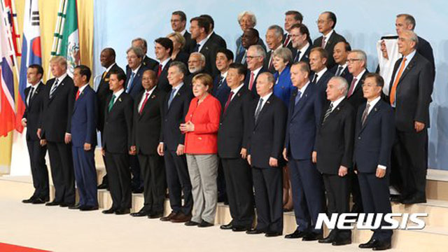 ▲ 2017년 7월 독일 함부르크에서 열린 G20 정상회의에서 기념사진을 촬영하는 정상들. 맨 오른쪽이 문재인 대통령이다. ⓒ뉴시스 AP. 무단전재 및 재배포 금지.