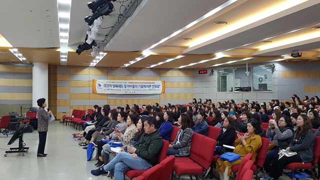 ▲ 지난 15일 부산신호 4개 단지를 대상으로 진행된 부모교육 현장. ⓒ부영