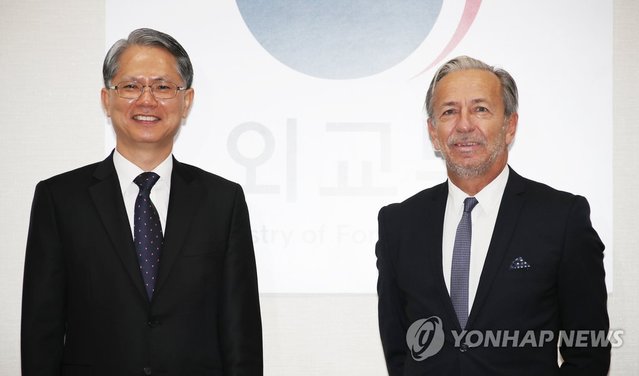 ▲ 강정식 외교부 다자외교조정관이 26일 서울 도렴동 외교부에서 열린 '제7차 한-IAEA 고위급 정책협의회'에서 마씨모 아파로 국제원자력기구(IAEA) 안전조치 사무차장과 기념촬영을 하고 있다. ⓒ 연합뉴스