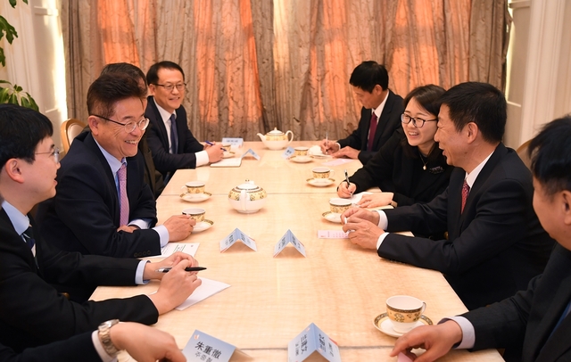 ▲ 이 지사(왼쪽 두번째)가 자오 강 산시성 부성장을 만나 양국 현안에 대한 논의를 하고 있다.ⓒ경북도