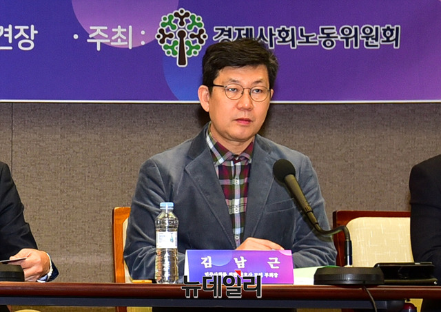 ▲ 경제사회노동위원회는 27일 서울 중구 한국프레스센터에서 '양극화 해소와 양질의 일자리 창출, 어떻게 함께 이룰 것인가'를 주제로 정책 토론회를 열었다. 이날 발제자로 참석한 김남근(사진) 민주사회를 위한 변호사 모임 부회장. ⓒ뉴데일리 정상윤