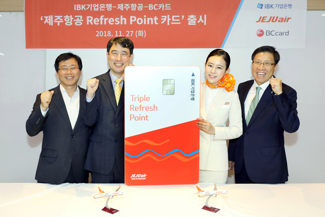 ▲ 왼쪽부터 김진철 비씨카드 마케팅부문장, 이석주 제주항공 대표이사, 심수빈 제주항공 승무원, 정재섭 IBK기업은행 부행장.ⓒ제주항공