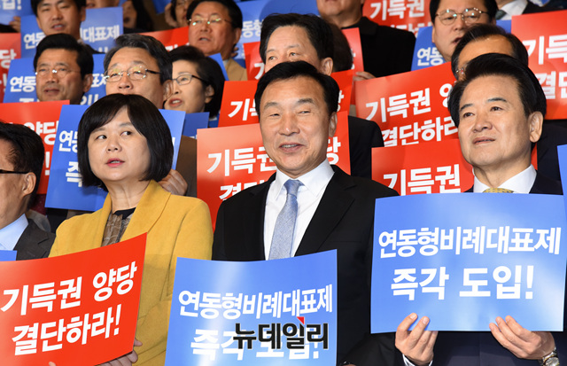 ▲ 바른미래당, 민주평화당, 정의당이 28일 국회 본관 로텐더홀에서 연동형 비례대표제 도입을 촉구하는 합동 결의대회를 열고 있다. ⓒ뉴데일리 공준표 기자