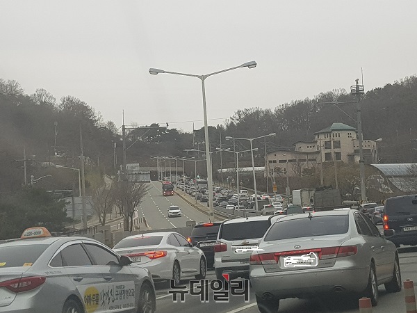 ▲ 28일 오전 7시 24분쯤 청주 외곽순환도로 우암산 터널인근에서 포클레인이 고장나는 바람에 극심한 정체현상을 빚었다. 출근길 챠량들이 가다 서다를 반복했다.ⓒ김정원 기자