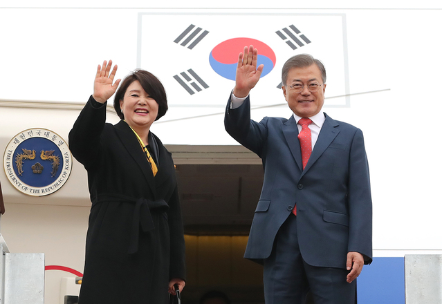 ▲ 문재인 대통령이 지난 27일 남미 순방을 위해 출국하는 모습. ⓒ청와대 제공