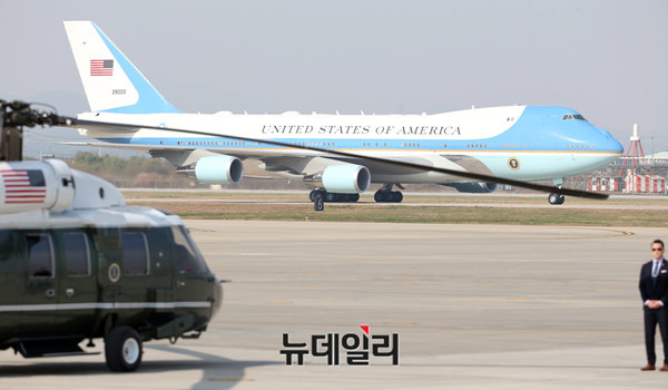 ▲ 미국 대통령 전용기 '에어포스원'이 경기도 평택시 주한 미 오산 공군기지에 도착하고 있다. ⓒ뉴데일리 DB