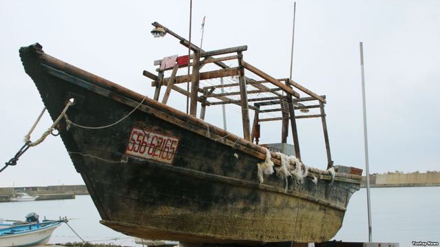 ▲ 지난 2015년 11월 일본 해안에서 발견된 북한 선박으로 추정되는 목조선. ⓒ VOA 뉴스 캡처