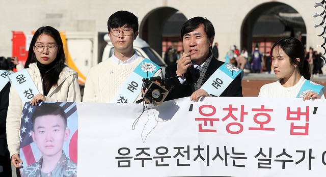 ▲ 하태경 바른미래당 의원이 만취 음주운전자의 차량에 치어 숨진 윤창호씨의 친구들과 함께 23일 오후 서울 종로구 광화문광장에서 음주운전자 강력 처벌을 위한 법률을 마련하는 '윤창호법' 발의를 촉구하는 서명운동을 하고 있다. ⓒ뉴시스