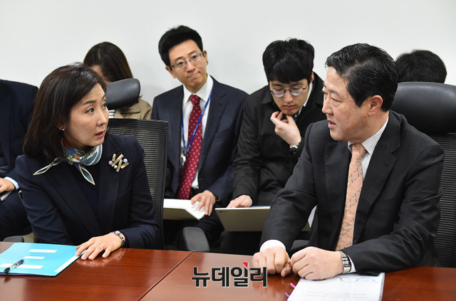 ▲ 자유한국당 나경원 의원(왼쪽)과 유기준 의원이 대화를 나누고 있다. ⓒ뉴데일리 이종현 기자