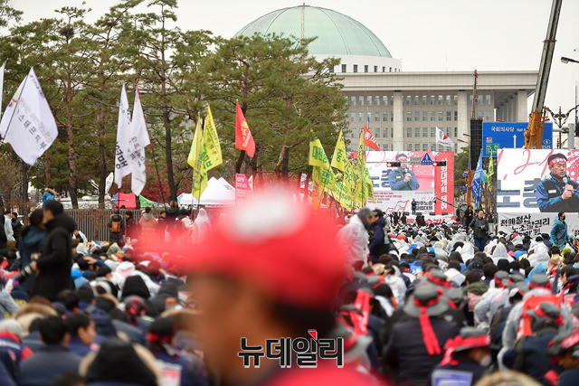▲ 서울 여의도 국회의사당 앞에서 벌어진 민주노총 총파업. ⓒ뉴데일리 정상윤 기자