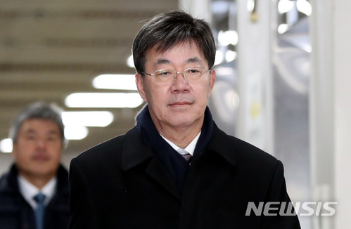 ▲ 이영렬 전 서울중앙지검장이 지난해 12월 8일 서울중앙지법에서 열린 선고 공판에 출석하기 위해 법정으로 향하고 있다.ⓒ뉴시스