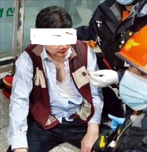 ▲ 지난 22일 충남 아산 유성기업 대표이사실에서 김 모 상무가 노조원들로부터 집단폭행을 당했다. 사진은 김 상무가 긴급 출동한 소방관들에 의해 응급처치를 받고 있다.ⓒ유성기업