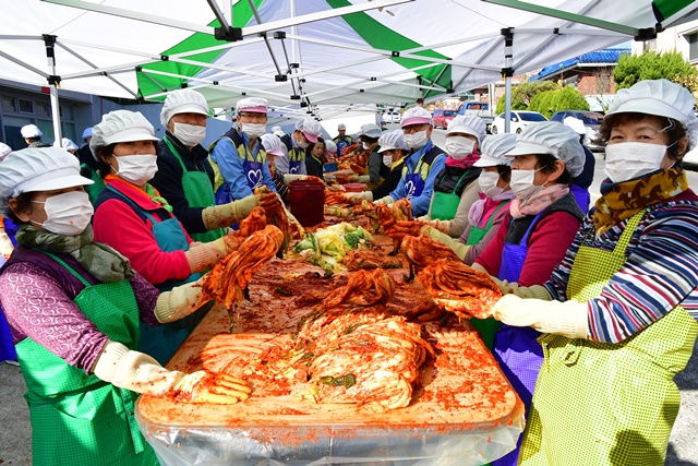 ▲ 월성원자력본부 누키봉사대가지난 27일 감포 지역의 사회복지법인 ‘해송’에서 ‘사랑의 김장 나누기’ 봉사활동을 펼쳤다.ⓒ월성원전