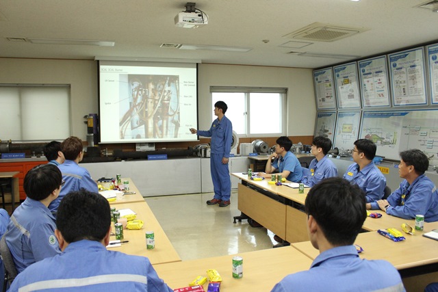 ▲ 포항제철소 EIC기술부가 저근속 직원들을 대상으로 상호 토론 학습을 하고 있다.ⓒ포스코