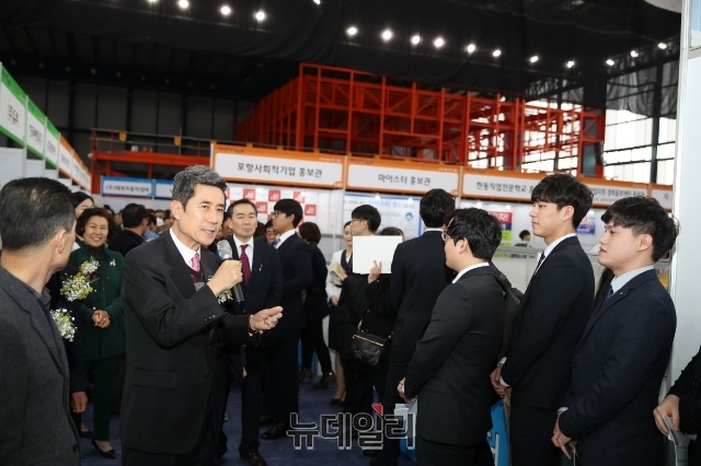 ▲ 이강덕 포항시장이 줄을서 차례를 기다리는 취준생들과 대화를 나누고 있다.ⓒ뉴데일리