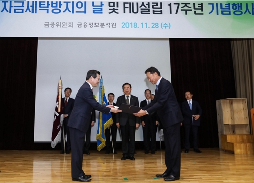 ▲ 현대해상 이철영 대표이사(오른쪽)가 금융위원회 김용범 부위원장(왼쪽)으로부터 표창장을 받고 있다.ⓒ현대해상