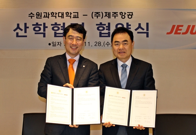 ▲ 지난 28일 수원과학대학교에서 이석주 제주항공 대표이사 사장(사진 왼쪽)과 박철수 수원과학대학교 총장(사진 오른쪽)이 항공산업인력 양성을 위한 산학협력 MOU를 체결하고 기념촬영을 하고 있다ⓒ제주항공