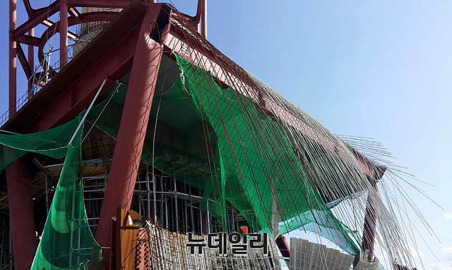 ▲ 2015년 10월 12일 사망사고가 발생한 새만금 공사현장 모습. 슬래브가 찢어져 철근이 너덜거리고 있다.ⓒ독자 제공