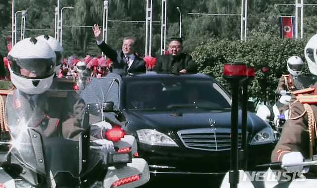▲ 지난 9월 평양남북정상회담 당시 같은 차에 타고 카퍼레이드를 벌이는 문재인 대통령과 김정은. ⓒ뉴시스. 무단전재 및 재배포 금지.