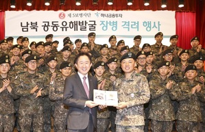 ▲ 이진국 사장(왼쪽)과 이성구 5사단 공병대대장. ⓒ 하나금융투자