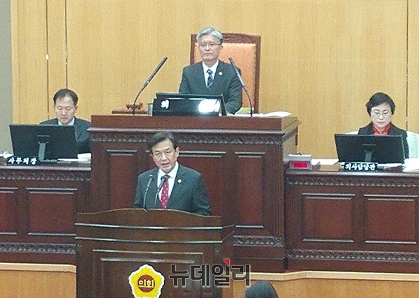 ▲ 29일 김병우 교육감이 제369회 충북도의회 제2차 본회의에서 2019년도 예산안 관련 시정연설을 하고 있다.ⓒ박근주 기자