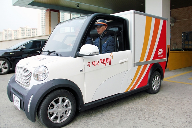 ▲ 홍진배 경북우정청장이 29일 대구 북구 구암동에서 전기차를 시험 운행에 직접 참여해 전기차 주요성능을 검증했다.ⓒ경북우정청