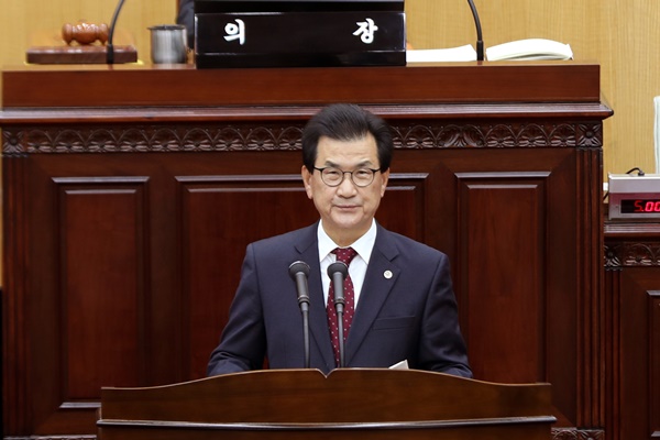 ▲ 29일 이시종 충북도지사가 제369회 충북도의회 제2차 본회의에서 2019년도 충북도 예산안 관련 시정연설을 하고 있다.ⓒ충북도