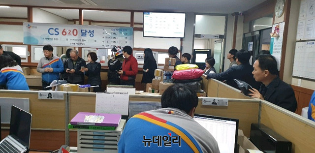 ▲ 자신의 택배를 찾기 위해 대리점을 찾은 소비자들 ⓒ CJ대한통운 대리점 연합회
